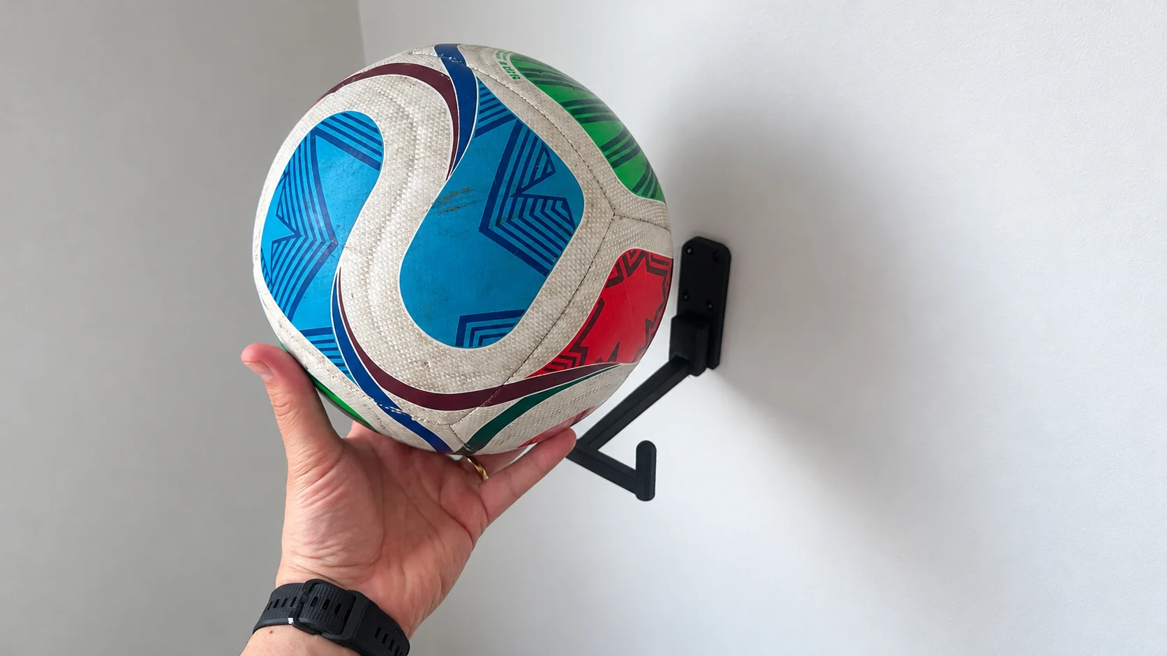 Mano dejando un balón en el porta balón HAIQUE