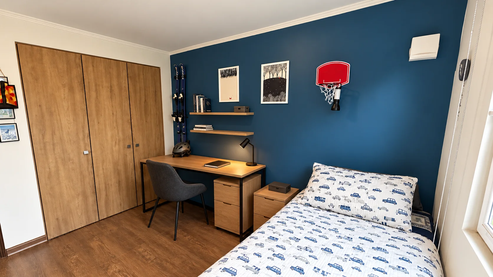 Pieza con muro azul y esquís colgados junto al escritorio