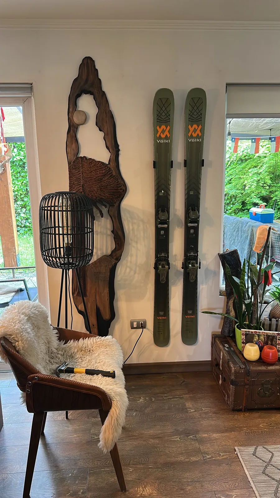 Par de skis colgados de frente en el muro con soportes HAIQUE